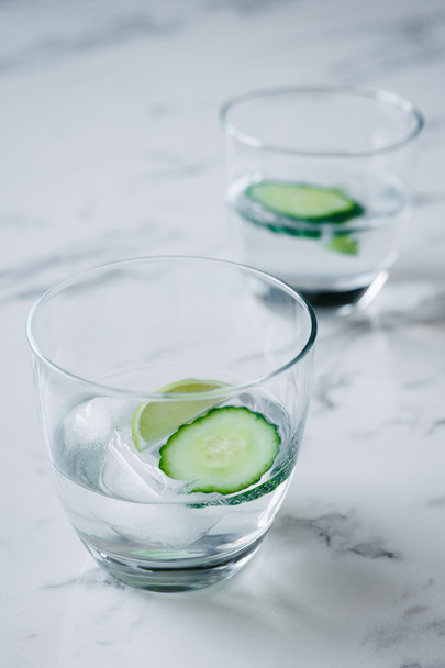 gin and tonic with lime and cucumber - Foto, immagini
