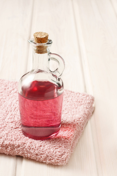 Conjunto de spa rosa: sabão líquido, vela perfumada, toalha e rosa mar sa
 - Foto, Imagem