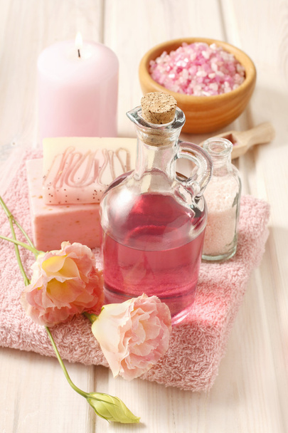 Pink spa set: liquid soap, scented candle, towel and rose sea sa - 写真・画像
