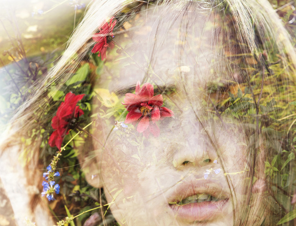 Dupla exposição de menina linda e flores vermelhas
 - Foto, Imagem