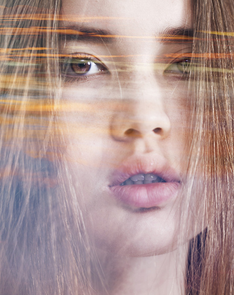 Dubbele blootstelling van schitterend meisje portret en kleurrijke zonsondergang cl - Foto, afbeelding