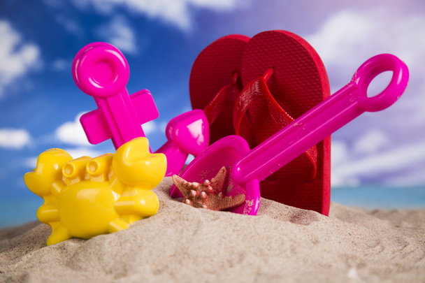 Отпуск, песок, красочные формы для песочницы, шлепанцы красочные раковины, пояс для плавания
 - Фото, изображение