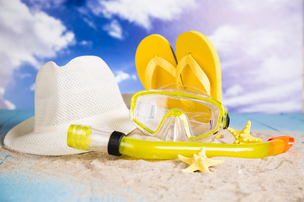 Vakantie, zand, kleurrijke mallen voor de zandbak, slippers kleurrijke shells, de gordel om te zwemmen - Foto, afbeelding