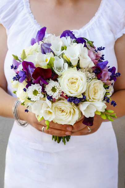 Braut hält Strauß mit weißen Rosen und lila Freesien - Foto, Bild
