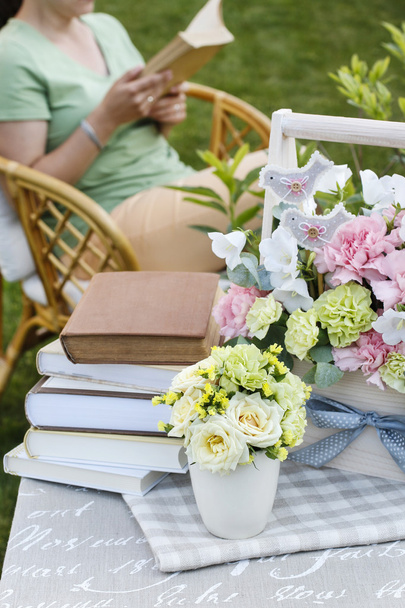 букет квітів на столі
 - Фото, зображення