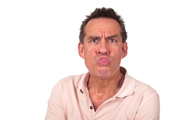 Wütender Mann streckt Zunge heraus und zieht dummes Gesicht - Foto, Bild