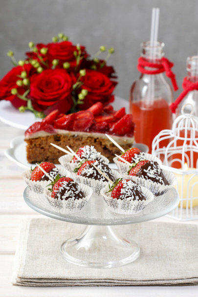 Piece of strawberry cake on white ceramic cake stand - Zdjęcie, obraz