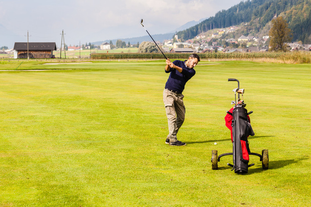 Homme jouant au golf
 - Photo, image
