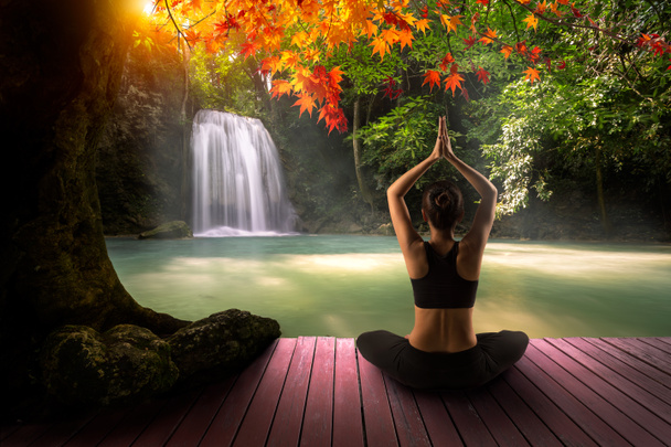 Mujer joven en pose de yoga
 - Foto, imagen