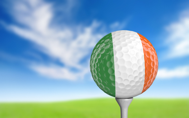 Pelota de golf con colores de bandera de Irlanda sentado en una camiseta
 - Foto, Imagen