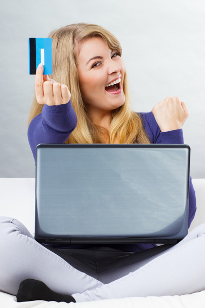 Kadın internet üzerinden online alışveriş için ödeme kredi kartı ile modern teknoloji - Fotoğraf, Görsel