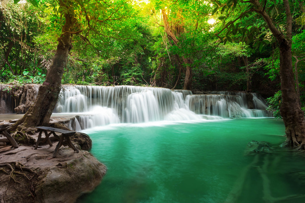 Cascata forestale profonda a Huay Mae Kamin cascata Parco Nazionale
 - Foto, immagini