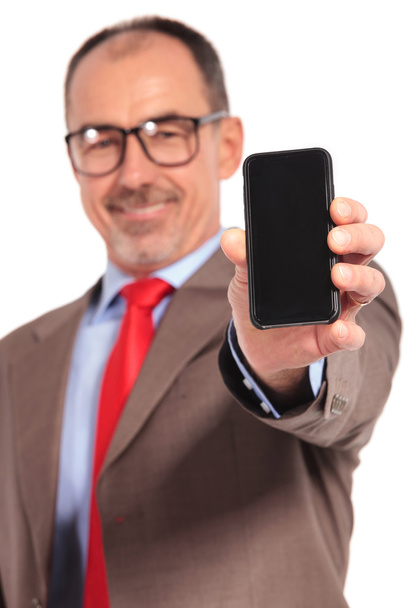 старий бізнесмен показує вам порожній екран свого смартфона
 - Фото, зображення