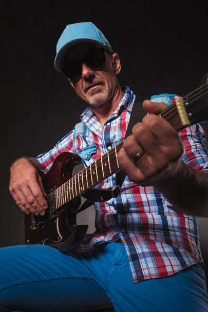 portrét starého muže příležitostné hraní elektrická kytara - Fotografie, Obrázek