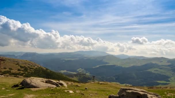 θέα στο βουνό οροπέδιο πάνω από το κοιλάδα με cloudscape - Πλάνα, βίντεο