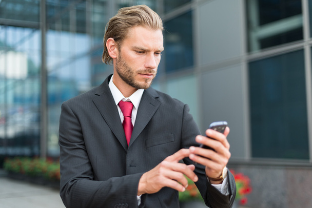 Businessman using smartphone - Фото, зображення