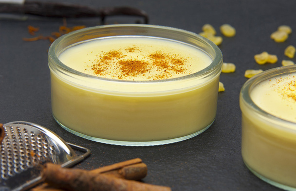 pudding aromatique à la crème anglaise
 - Photo, image