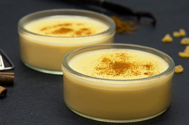 aromatische vla pudding - Foto, afbeelding