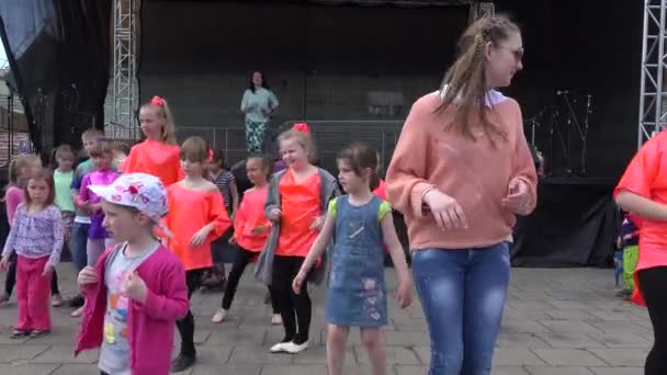 Dívka ukazují linii taneční krok a děti ji opakovat. 4k - Záběry, video