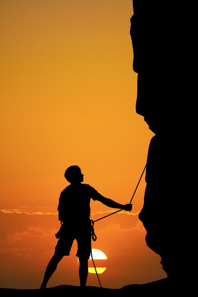 άνθρωπος ορειβάτης στο ηλιοβασίλεμα - Φωτογραφία, εικόνα