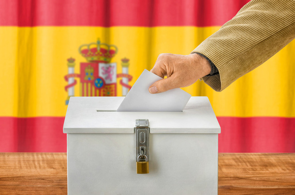 Άνθρωπος που βάζει μια ψηφοφορία σε ένα ψηφοφορίας πλαίσιο - Ισπανία - Φωτογραφία, εικόνα
