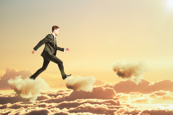 Επιχειρηματίας είναι το περπάτημα στα σύννεφα στον ουρανό έννοιας - Φωτογραφία, εικόνα