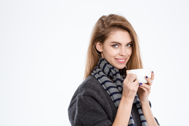 Счастливая женщина держит чашку кофе
 - Фото, изображение