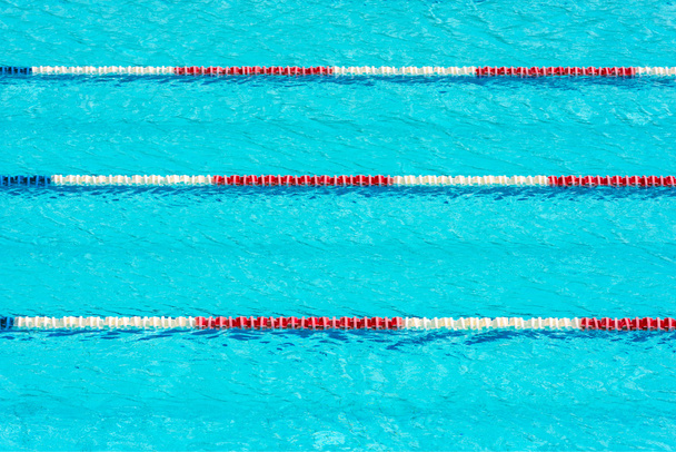 Kirkas läpinäkyvä uima-allas
 - Valokuva, kuva