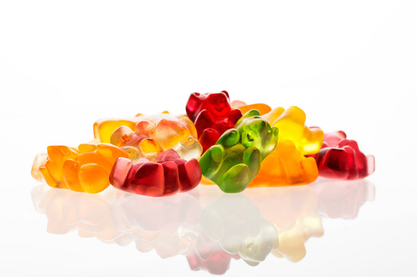 Hoop van gelei beren of gummy draagt snoepjes geïsoleerd op wit - Foto, afbeelding