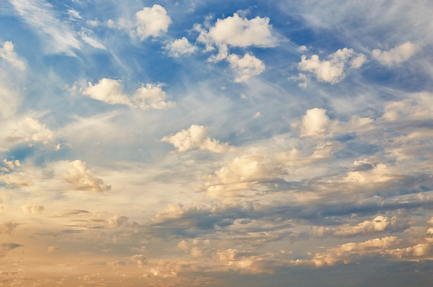 Прекрасне хмарне вечірнє небо
  - Фото, зображення