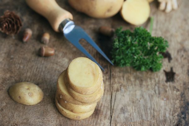 patate fresche su fondo legno
 - Foto, immagini