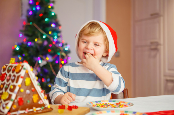 Toddler chłopiec zadowoleni z piernika cookie - Zdjęcie, obraz