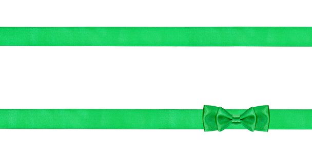 dubbele groene boog knoop op twee parallelle zijden linten - Foto, afbeelding