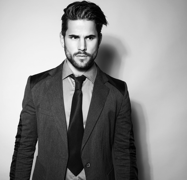 handsome young man in suit on grey background - Foto, afbeelding