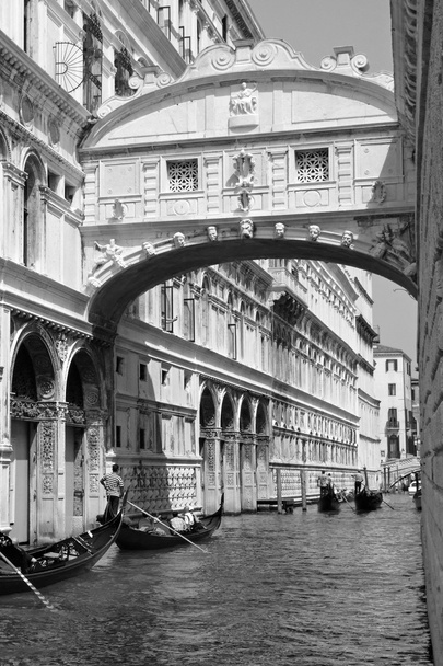 Gondolas kulkee yli Huokausten silta - Ponte dei Sospiri
 - Valokuva, kuva