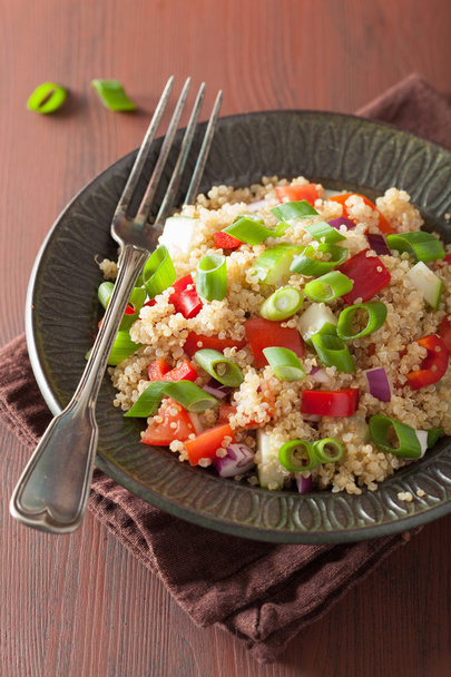 トマト キュウリ玉ねぎチャイブと quinoa 健康サラダ - 写真・画像