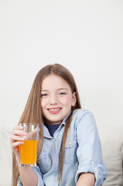 Gelukkig meisje een sap drinken - Foto, afbeelding
