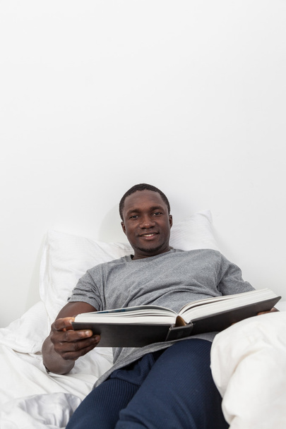 Чорний чоловік читає книгу
 - Фото, зображення
