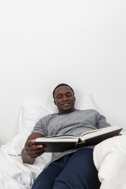 siyah adam kitap okuma - Fotoğraf, Görsel