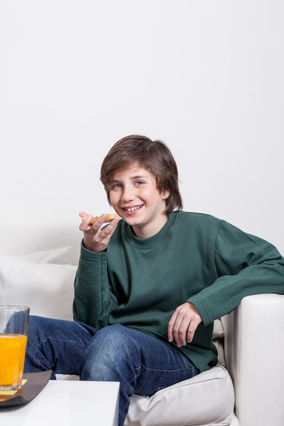 αγόρι που τρώει της Πρόποσιν - Φωτογραφία, εικόνα