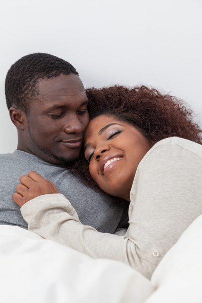 casal africano dormindo
 - Foto, Imagem