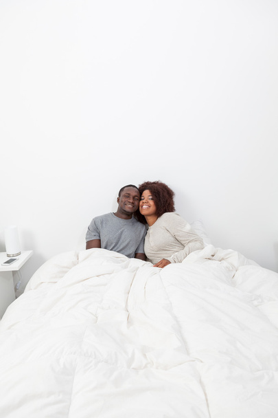 jovem casal relaxante na cama
 - Foto, Imagem