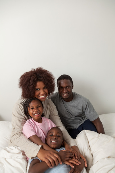 Família africana na cama juntos
 - Foto, Imagem