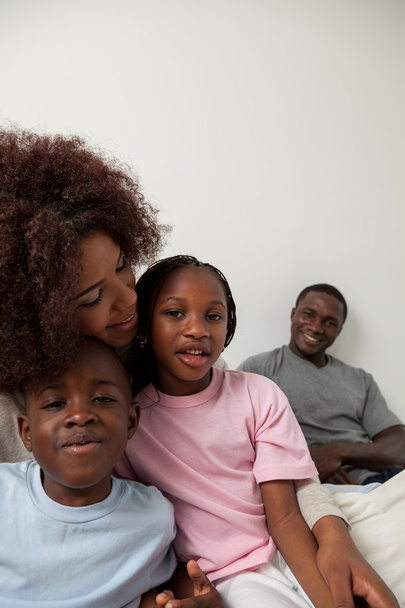 Afrikanische Familie zu zweit im Bett - Foto, Bild