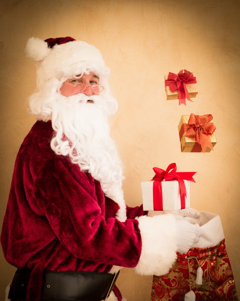 クリスマス ギフト ボックスをジャグリング サンタ クロース - 写真・画像
