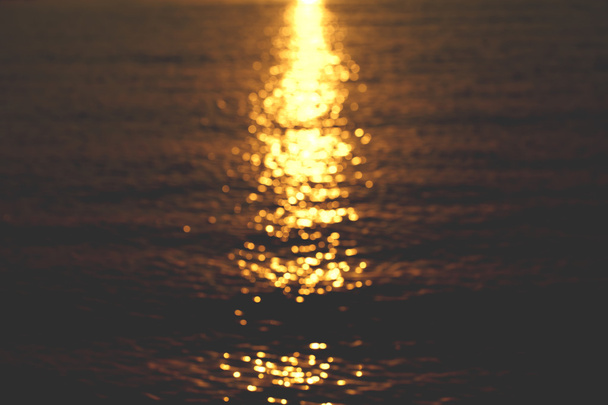 έντονο φως ήλιου πάνω στο νερό, όμορφο φόντο - Φωτογραφία, εικόνα