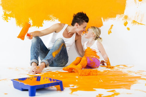 Madre e hija pintando una pared en casa
 - Foto, Imagen