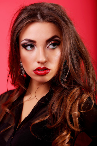 model bruneta s dlouhými kudrnatými vlasy - Fotografie, Obrázek