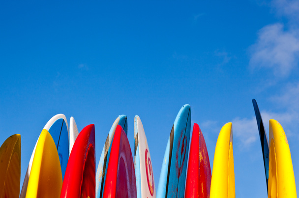 Pila de tablas de surf junto al mar
 - Foto, imagen