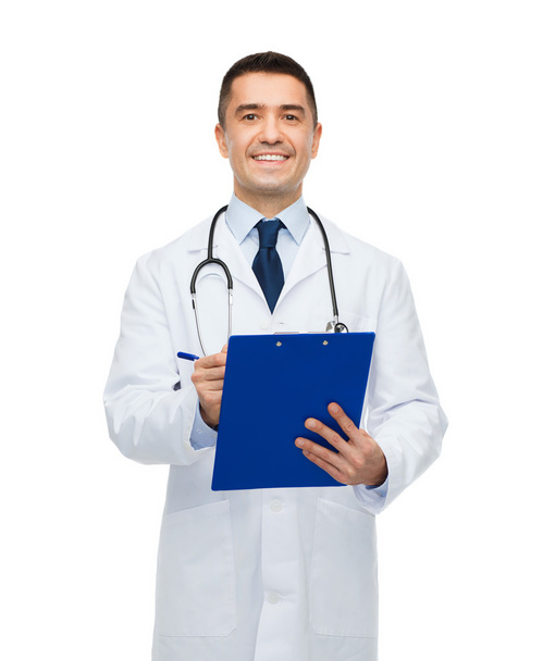 smiling male doctor with clipboard and stethoscope - Fotoğraf, Görsel